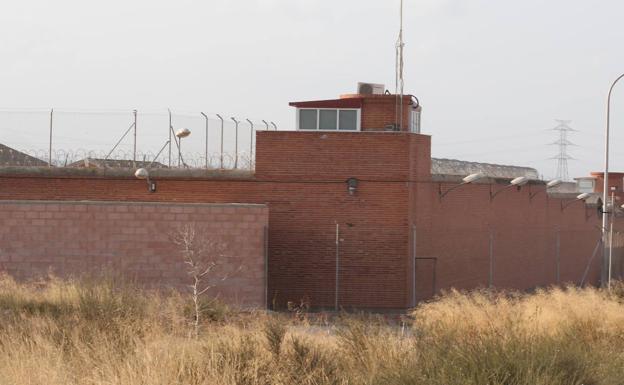 Los reclusos reciben con una paliza a los tres acusados de la violación grupal