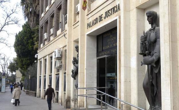 Confirman la anulación de la adjudicación del servicio de hemodiálisis de La Arrixaca