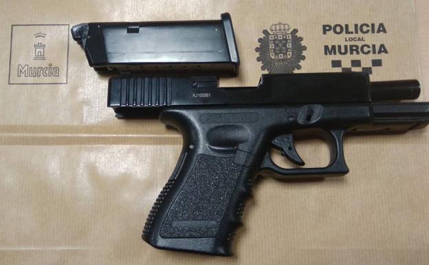 Intervienen una pistola simulada en La Alberca tras una discusión