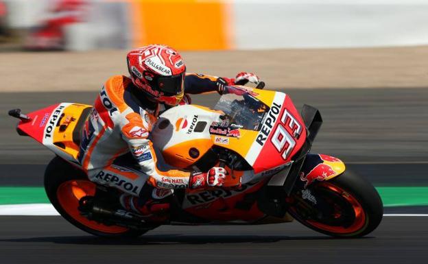 Márquez vuelve a lucir galones en Silverstone