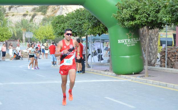 Enrique Yepes se lleva la III carrera urbana de Ojós