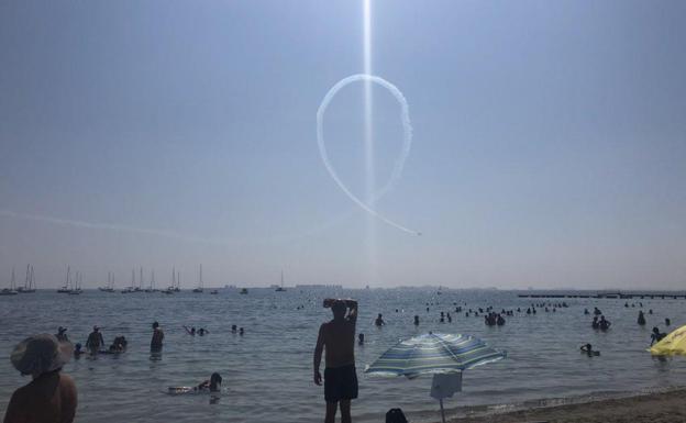 El sentido homenaje sobre el cielo de la Patrulla Águila al comandante Marín