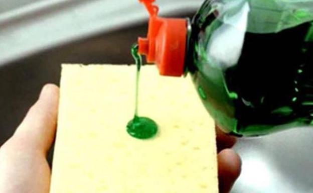 La OCU avisa del peligro de los estropajos y bayetas que usas habitualmente en tu cocina