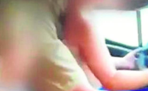 Investigan a una pareja que grabó a uno de sus hijos, menor de edad, al volante y sin cinturón