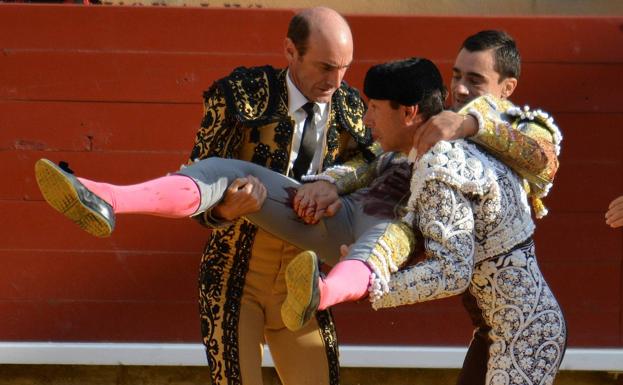 Ureña, operado de una cornada en el muslo tras una cogida en Palencia