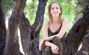 La bailarina murciana María Muñoz, en un jardín de Cabezo de Torres./Javier Carrión / AGM