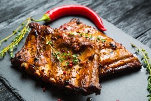 Costillas de cerdo con salsa chimichurri