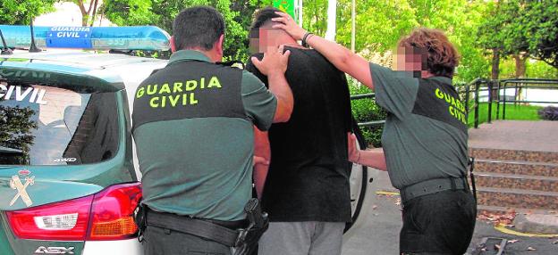 El dueño de un comercio de El Raal se enfrenta a un atracador y frustra el robo