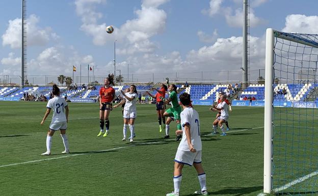 España sub-19 golea a Italia en Pinatar Arena con un tanto de Eva Navarro