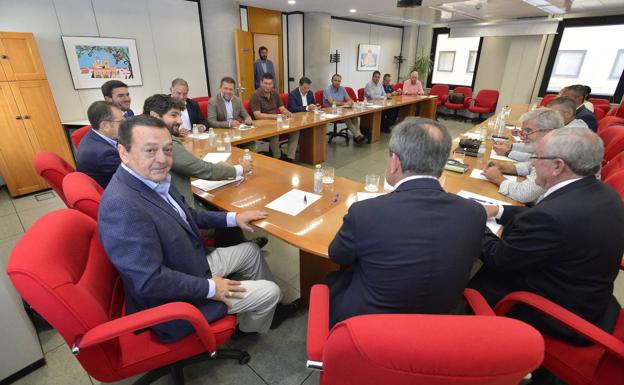 López Miras invita al presidente andaluz y al valenciano a una cumbre del agua en Murcia