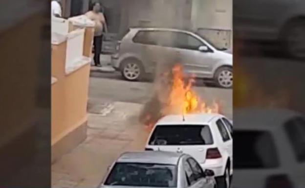 Incendia el coche de su expareja en Alzira y muere atropellado horas después