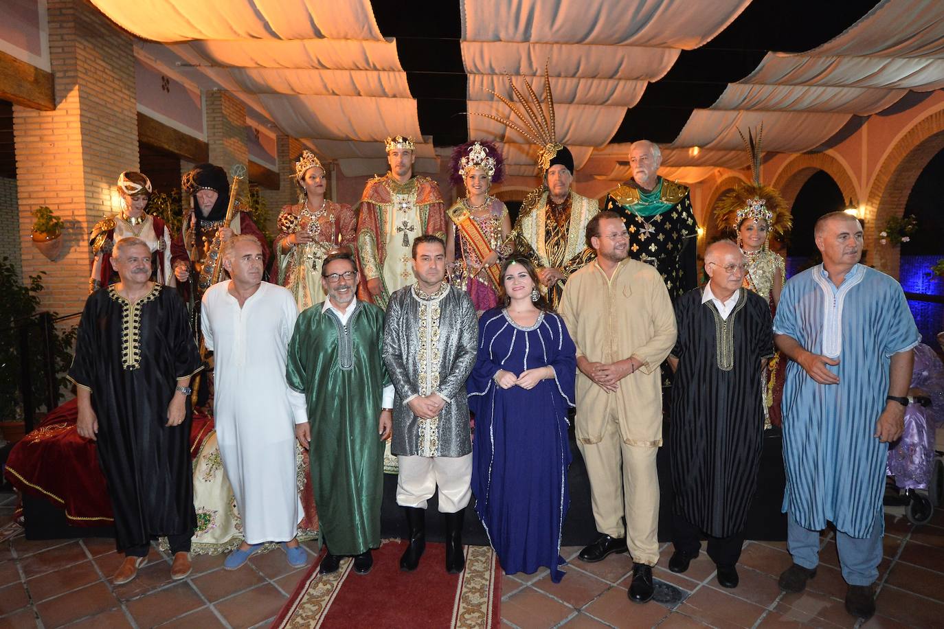 Los Moros y Cristianos brindan antes de enfrentarse