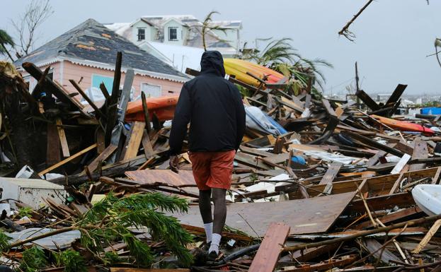 El huracán 'Dorian' se debilita a categoría 1 frente a la costa de EE UU