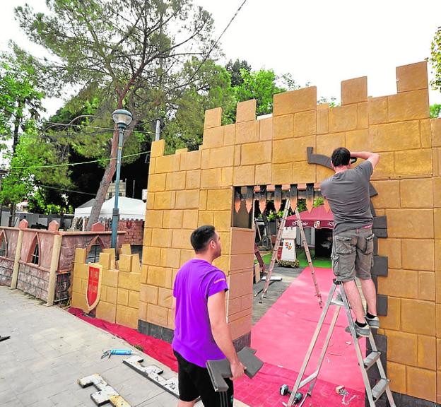 Moros y Cristianos logran ampliar el horario de música en el campamento