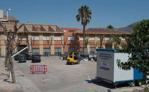 Los colegios de Lorca mantienen 6.000 m2 de amianto en sus cubiertas