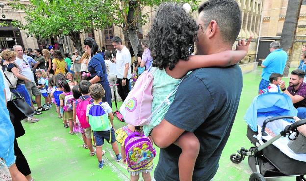 Vuelta al cole entre quejas por el retraso en la adjudicación de decenas de plazas de maestro