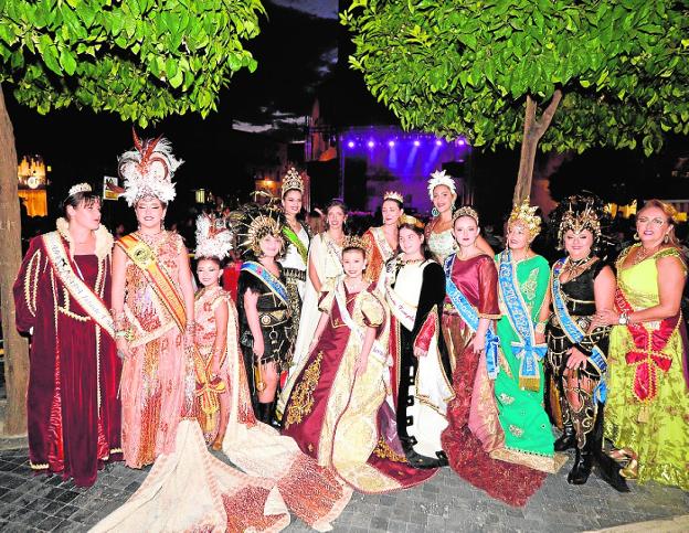 Las abanderadas lucen su esplendor