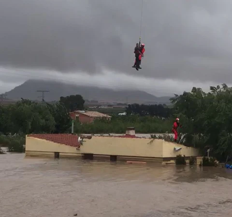 Rescatan a dos personas en helicóptero en Caudete
