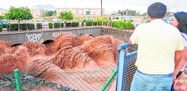 Una tromba de cinco horas inunda calles y corta nueve carreteras en Cartagena