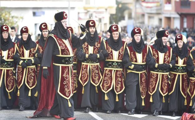 Moros y Cristianos suspenden hoy su principal desfile en Murcia