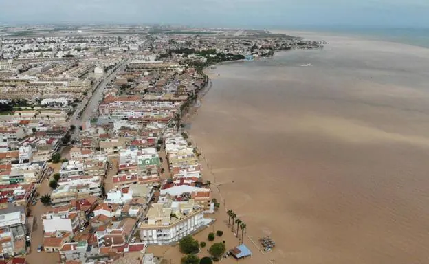 Vista aérea de la población de Los Alcázares, totalmente inundada por la enorme riada, que dejó sentir también sus efectos sobre el Mar Menor.