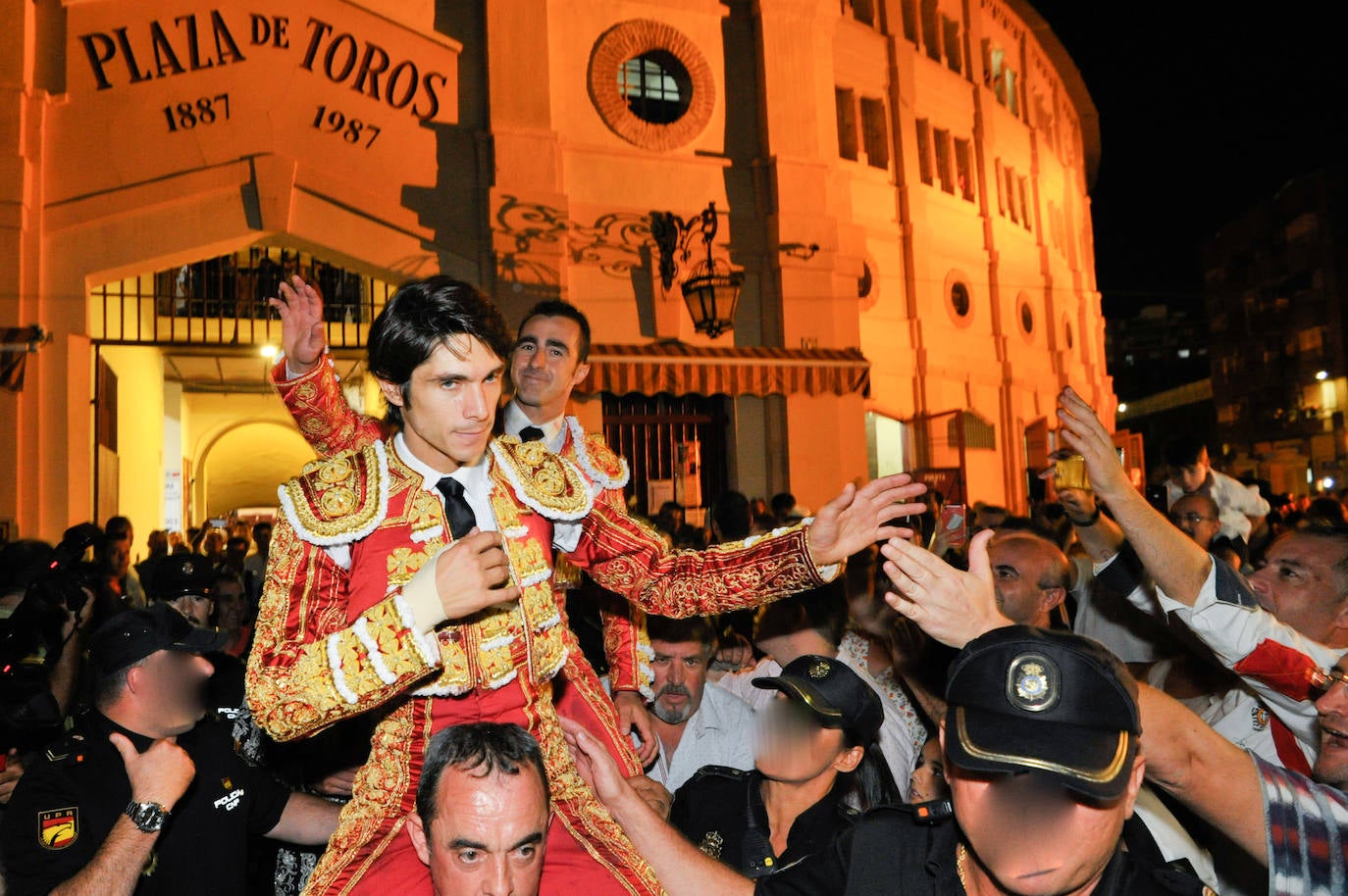 El Fandi y Castella abren la puerta grande