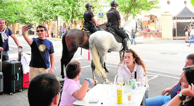 Caballos policiales en la Ronda de Garay