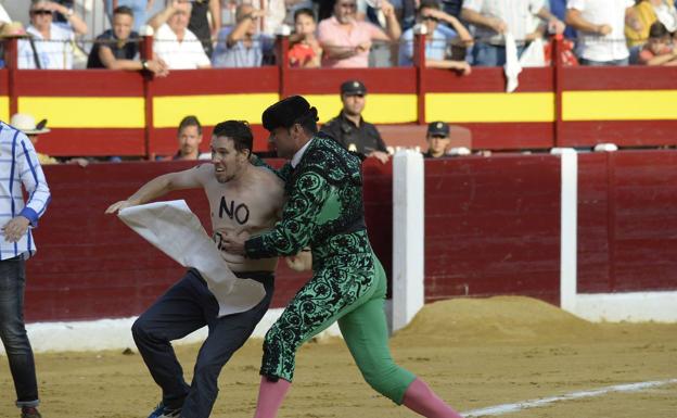 Un antitaurino salta al ruedo durante la corrida de Morante