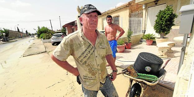 El Raal empieza a salir del barro a golpe de fregona y cubos de agua