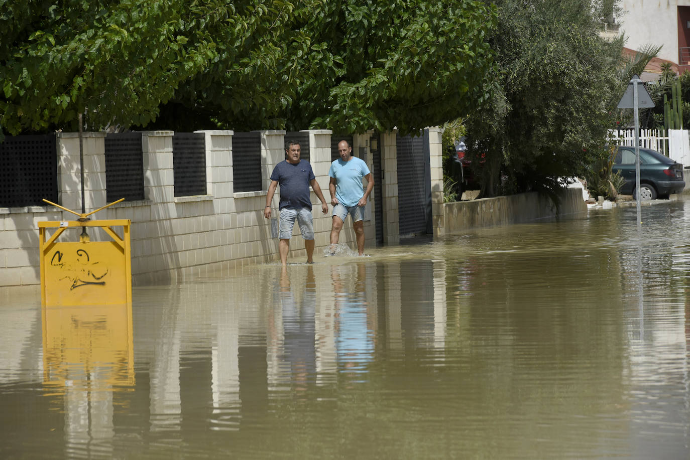 El Raal empieza a salir del barro a golpe de fregona y cubos de agua