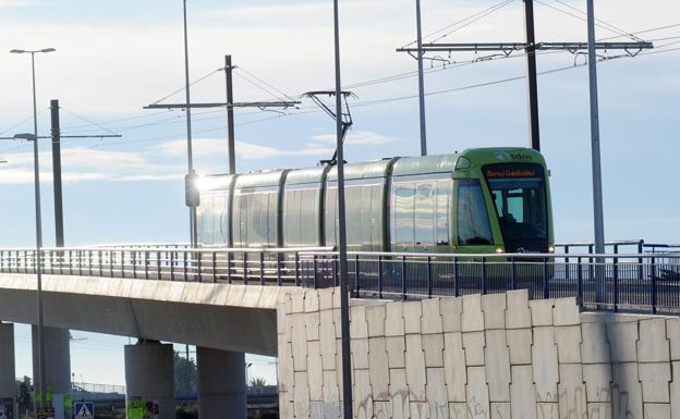 Averían el tranvía al accionar hasta diez veces el freno de emergencia