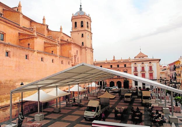 La carpa de Lorca desata la polémica en vísperas de las fiestas