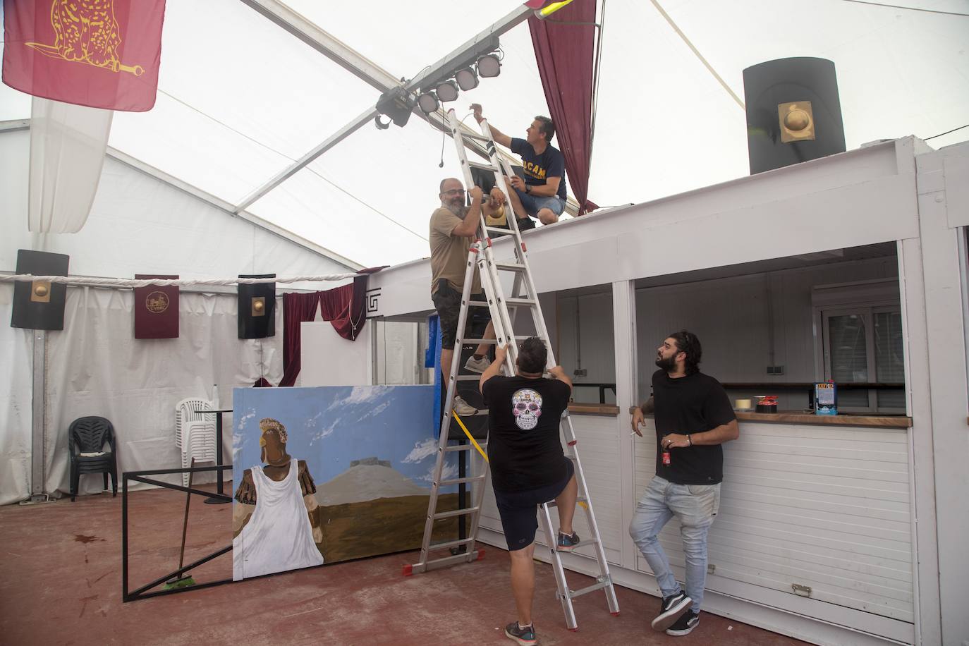 Tropas y legiones equipan sus cuarteles para la fiesta en Cartagena