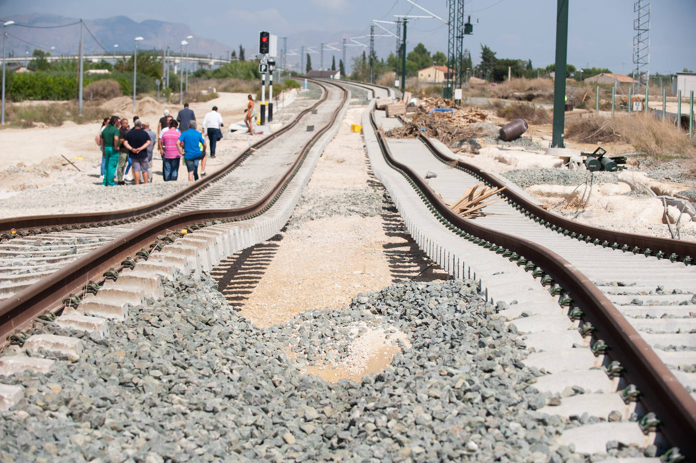 Vecinos de Alquerías protestan ante técnicos de Adif por las inundaciones