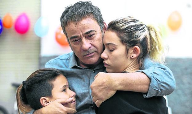 Eduard Fernández recompone su familia