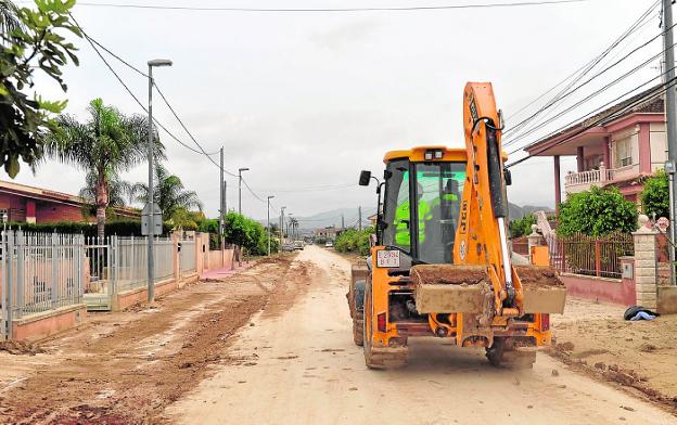 Decenas de familias de la huerta de Alquerías siguen fuera de sus casas y con los caminos anegados
