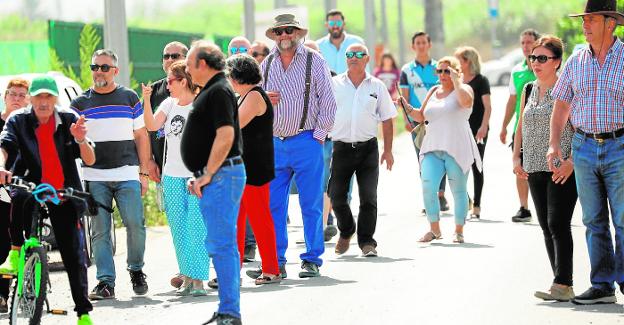 Decenas de vecinos de Santa Cruz protestan ante el complejo para los 'menas': «Nos han engañado»
