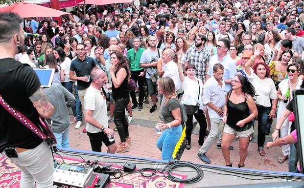 Miles de vecinos y visitantes abarrotaron la Feria de Día de Lorca en su jornada gastronómica