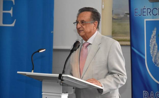 Tomás Fuertes recuerda con orgullo su 'mili' en la base de Alcantarilla en la apertura del curso