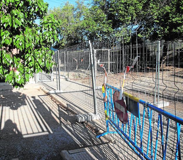 Educación empieza a pavimentar el patio de dos institutos de La Unión contra los metales pesados