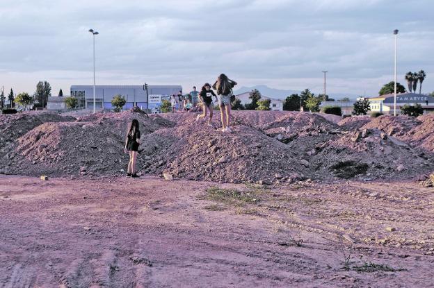 Protestas por el vertido de barro seco en un solar público de Santo Ángel