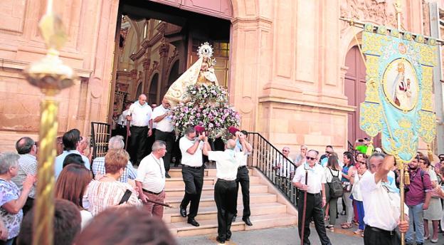 Los fieles arropan a la Virgen de las Huertas en el regreso a su santuario