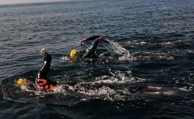 Un nadador murciano cruza el Estrecho para recaudar fondos contra la leucemia infantil