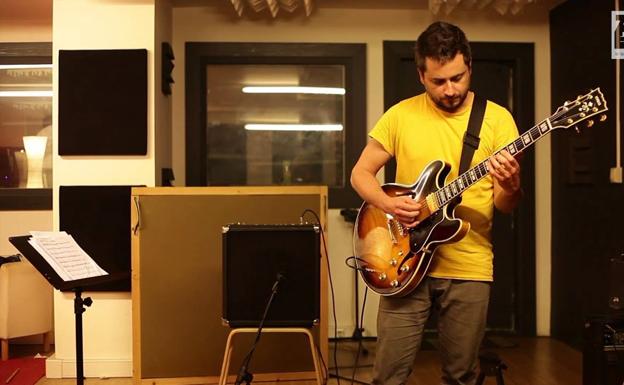 Homenaje a su escuela