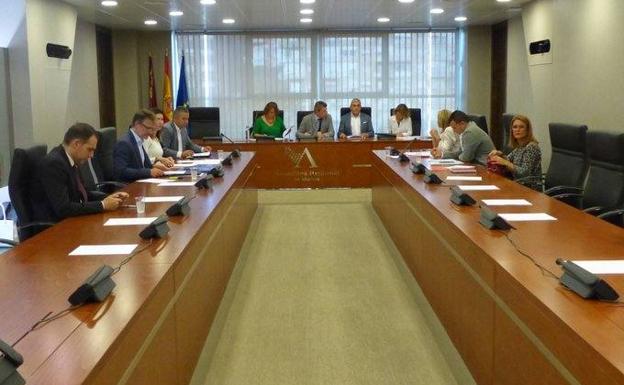 La Asamblea pide al Gobierno de España que solicite acciones para evitar aranceles adicionales de EE UU