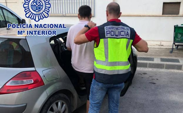 Detenido un joven acusado de diez robos con violencia y dos agresiones sexuales en Murcia
