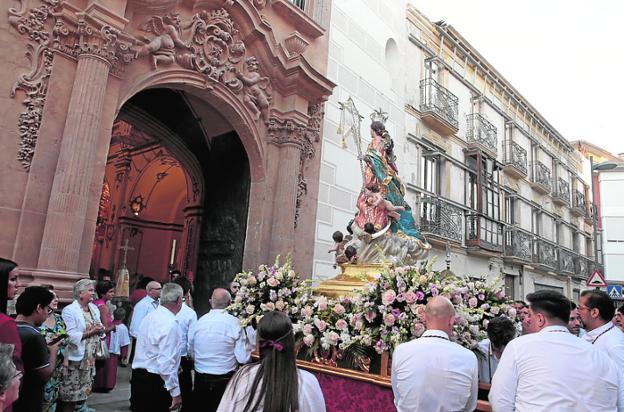 La Virgen de la Aurora sale por primera vez en procesión