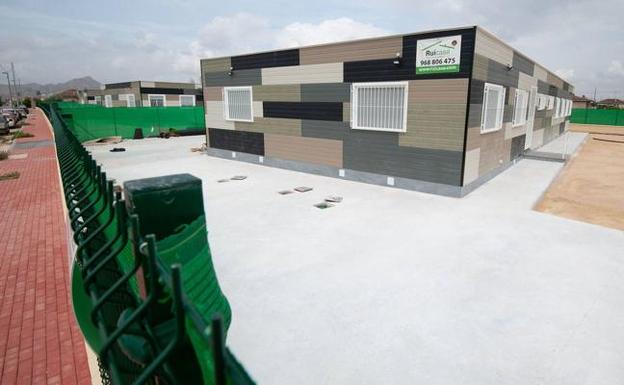 La llegada de menores inmigrantes en pateras desborda la red de centros de acogida