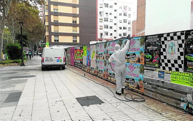 Fumigan desde fuera una parcela de Alfonso XIII