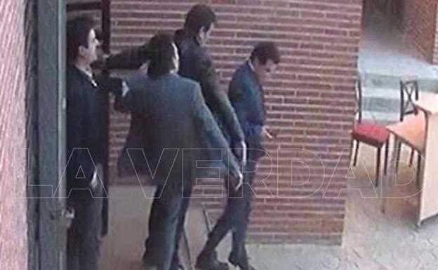 Condena al exalcalde López por tirar una patada en el trasero a Mateo